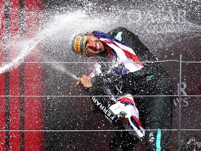 Lewis Hamilton celebra con champán en el podio del GP de Gran Bretaña.