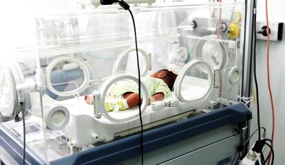 Un beb&eacute; en una incubadora. 