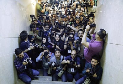 Una multitud de fotoperiodistas se amontonan a la entrada del Ministerio del Interior en Teherán (Irán), durante el registro de candidaturas a las elecciones presidenciales que se celebrarán el próximo 19 de mayo.