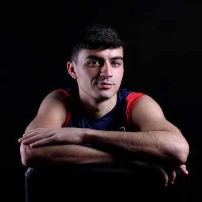 Pedri, tras el entrenamiento en la Universidad de Qatar, en Doha, Qatar.