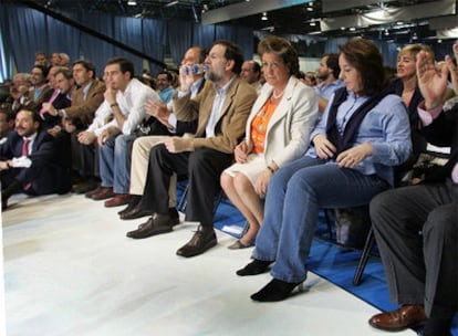 El Bigotes, a la izquierda, sentado en el suelo, en un acto con Camps, Rajoy, Rita Barberá y Fabra, todos en primera fila, en abril de 2007.