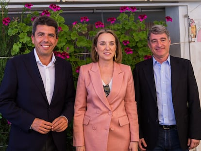 Carlos Mazón, Cuca Gamarra y José Vegara, en una imagen del Twitter del PP de Orihuela, en la visita de la portavoz parlamentaria del 22 de abril.