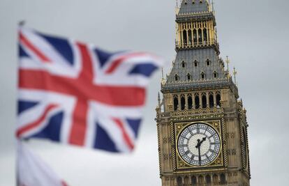 Una bandera británica ondea junto al Big Ben de Londres el 22 de junio.