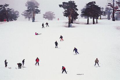 Esquiadores en las pistas de Navacerrada, una de las cuatro estaciones de invierno situadas en el Sistema Central.