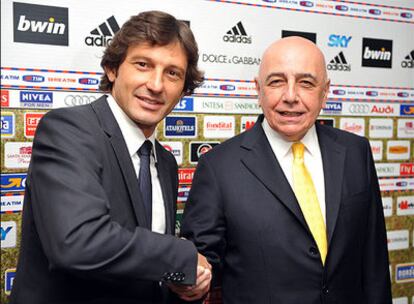 Galliani (derecha) estrecha la mano de Leonardo, el nuevo técnico milanista.