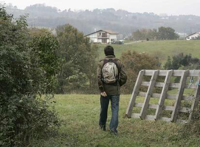 Un excursionista sigue la senda que conduce al monte Calvaire, cerca de Urrugne, cima que intentaban ganar los aviadores aliados caídos en territorio enemigo.