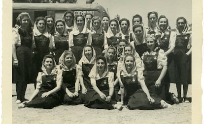 Una de las fotografías originales del homenaje de mujeres llegadas de toda a España a Franco en el castillo de la Mota en mayo de 1939.