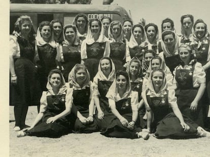 Una de las fotografías originales del homenaje de mujeres llegadas de toda a España a Franco en el castillo de la Mota en mayo de 1939.