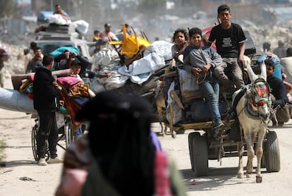 Palestinos desplazados del norte de la Franja este miércoles.