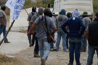 Autodefensas de Teloloapan, camino a una protesta contra La Familia en enero.