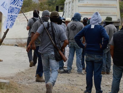 Autodefensas de Teloloapan, camino a una protesta contra La Familia en enero.