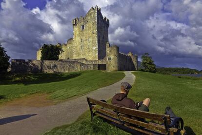 En 2007, Killarney, a orillas del lago Lein, en el parque pacional de Killarney, se ganó el título de Ciudad mejor mantenida de Irlanda. Está situada al suroeste del país, a los pies de sus mayores cimas, y constituye su segundo foco de interés turístico tras Dublín gracias a la catedral de Santa María, el castillo de Ross (en la foto) o la abadía de Muckross. Y también a maravillas naturales como la cascada de Torc.