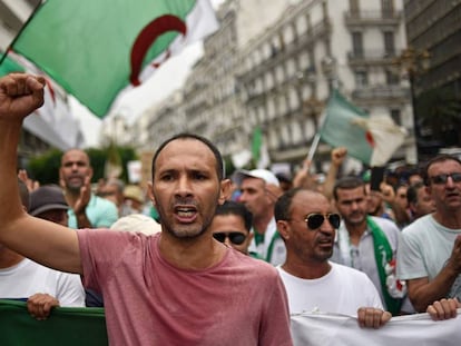 Manifestantes argelinos contra la élite política, este viernes en Argel.