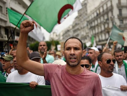 Manifestantes argelinos contra la élite política, este viernes en Argel.