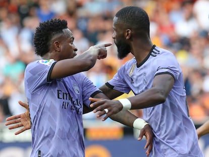 Vinicius, con Rüdiger, se enfrenta a la grada en Mestalla.