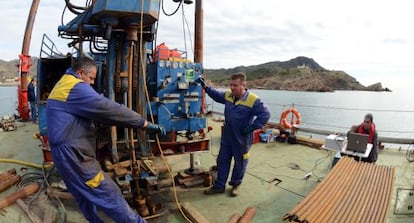 Operarios en los sondeos en la bahía de Portmán el pasado jueves.