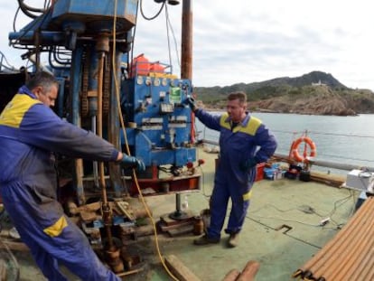 Operarios en los sondeos en la bahía de Portmán el pasado jueves.