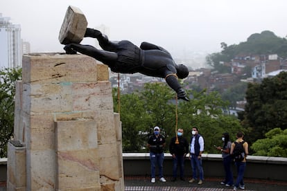 estatua de Sebastián de Belalcázar es derribada por indigenas colombianos