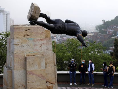 A estátua de Sebastián de Belalcázar, um conquistador espanhol do século XVI, jaz depois de ter sido derrubada por indígenas em Cali, na Colômbia.