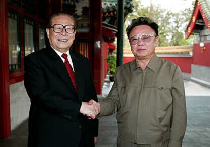 El líder norcoreano, Kim Jong Il (derecha), saluda al ex presidente chino Jiang Zemin el pasado martes en Pekín.