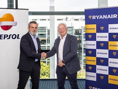 Valero Marín, Director General de Cliente de Repsol, y Eddie Wilson, CEO de Ryanair, tras la firma del acuerdo.