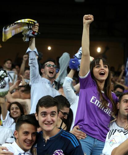 Aficionados del Real Madrid siguen el partido de la final de la Champions League en el estadio Santiago Bernabéu.