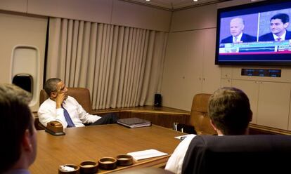 El presidente Obama siguió el debate desde el avión presidencial.