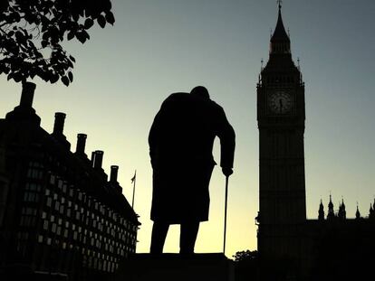 Una imagen de la estatua de Winston Churchill cerca del parlamento brit&aacute;nico