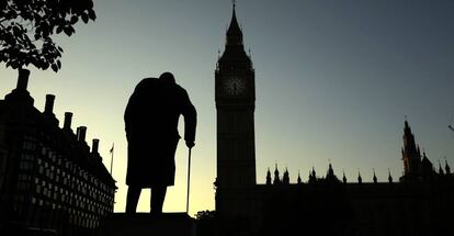 Una imagen de la estatua de Winston Churchill cerca del parlamento brit&aacute;nico