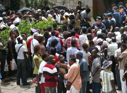 La Policía Nacional intervino ayer para poner orden en las colas de nigerianos ante el colegio de los Jesuitas de Valencia para tramitar el certificado de antecedentes penales.