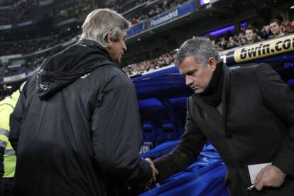 Pellegrini y Mourinho se saludan antes del inicio del encuentro.