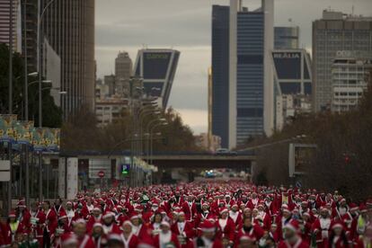 Miles de persona disfrazadas de Papa Noel recorren Madrid.