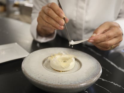 La cocinera Susi Díaz elabora un helado de espárragos con praliné de furtos secos y espuma de sal en su restaurante La Finca, en Elche.