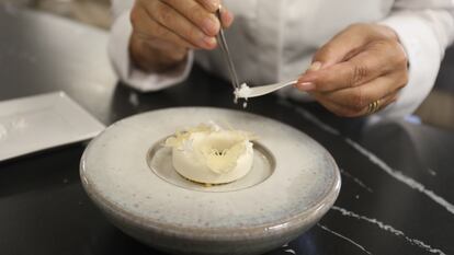 La cocinera Susi Díaz elabora un helado de espárragos con praliné de furtos secos y espuma de sal en su restaurante La Finca, en Elche.