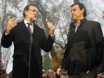 El presidente del Gobierno y del Partido Popular, Mariano Rajoy, junto al vicesecretario de organización del PP, Fernando Martínez Maillo, durante un acto público en Benavente (Zamora).