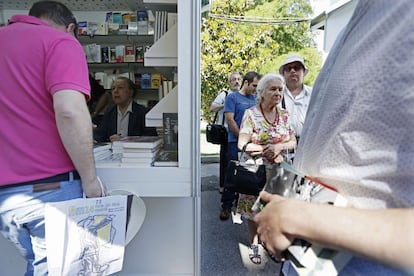 El escritor Javier Marías firma ejemplares durante la Feria del Libro de Madrid, 8 de junio de 2014.