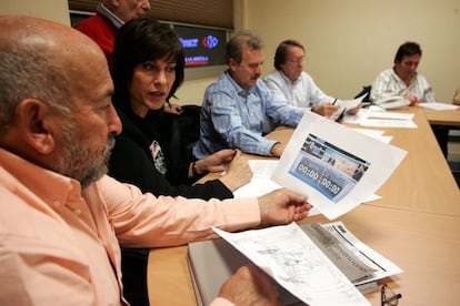 Manuel Campo Vidal (3d) y Concha García Campoy (2i), en la reunión de la junta directiva de la Academia de la Televisión, después de que PP y PSOE decidieran que sea allí donde se desarrollen los debates televisados entre Rajoy y Zapatero para las elecciones legislativas del 9 de marzo de 2008.