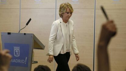 Esperanza Aguirre durante la rueda de prensa en la que ha anunciado su dimisión como portavoz y concejal del Ayuntamiento de Madrid. 