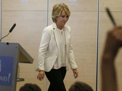 Esperanza Aguirre durante la rueda de prensa en la que ha anunciado su dimisión como portavoz y concejal del Ayuntamiento de Madrid. 