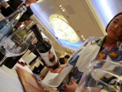 Una asistente a una cata de caldos en la que la DOCa Rioja en Hong Kong. EFE/Archivo