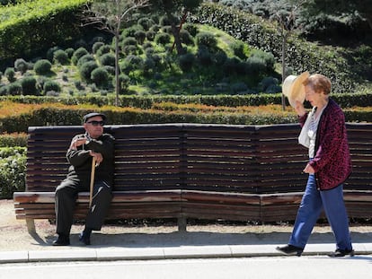 Dos jubilados toman el sol en la zona de Madrid Río.