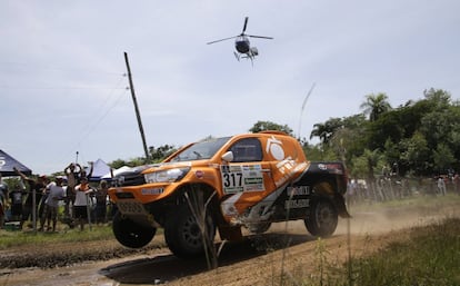 El piloto francés Gilles Pillot conduce su Toyoya durante la primera etapa del Dakar entre Asunción (Paraguay) y Resistencia (Argentina).