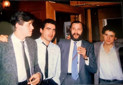 Desde la izquierda, el guionista Gonzalo Goicoechea, el actor Valentín Paredes, Eloy de la Iglesia  y José Luis Manzano. Fotografía cortesía de Valentín Paredes.