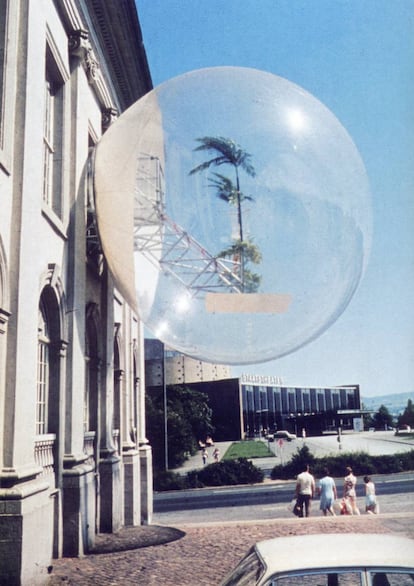 'Globo para dos', de Haus-Rucker-Co, es la obra más representativa de este grupo vienés de arquitectos, cuyo trabajo supuso una crítica a los espacios confinados de la vida burguesa. Para ello, crearon una arquitectura temporal y desechable, que alteraba las percepciones del espacio para mandar a los usuarios a un viaje psicofísico. |