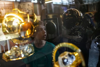 Un ni?o mira la vitrina de trofeos en el Museo Pel, en Santos (Brasil).