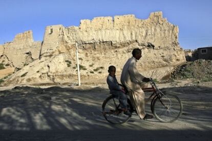 Dos chavales en bicicleta en la ciudad afgana de Ghazi, al suroeste de Kabul.