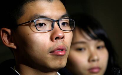 El l&iacute;der estudiantil Joshua Wong despu&eacute;s de haber sido liberado en Hong Kong. 