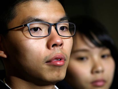 El l&iacute;der estudiantil Joshua Wong despu&eacute;s de haber sido liberado en Hong Kong. 