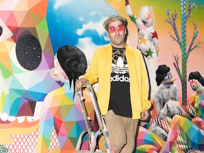 Entramos en el taller donde nace el surrealismo pop de Okuda