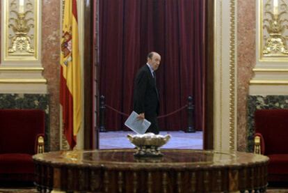 Alfredo Pérez Rubalcaba pasa frente al Salón de los Pasos Perdidos en el Congreso de los Diputados.